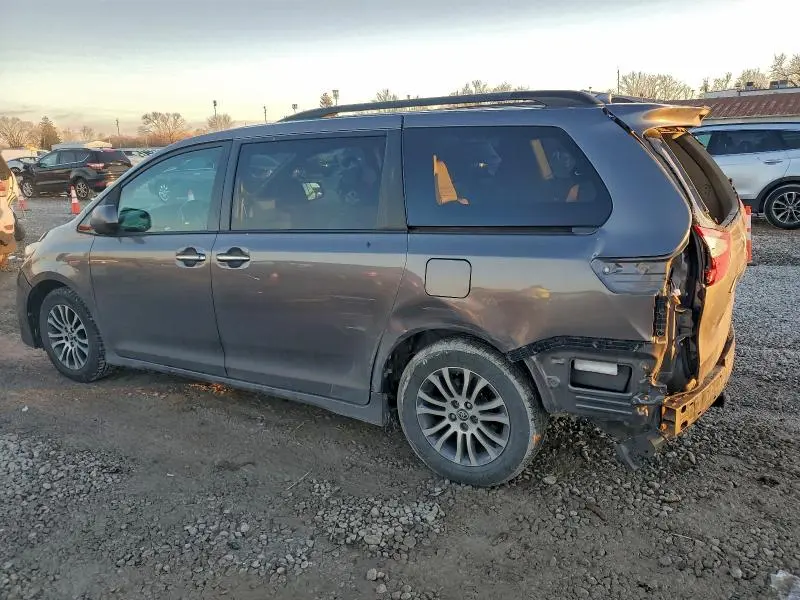 2018 TOYOTA SIENNA XLE  