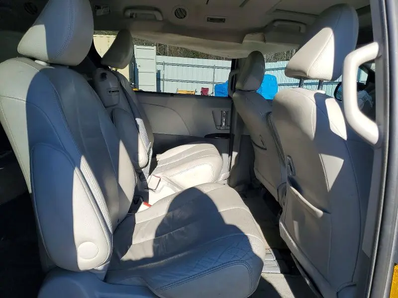2013 TOYOTA SIENNA XLE  