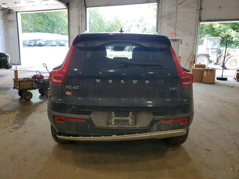2019 VOLVO XC40 T5 MOMENTUM  