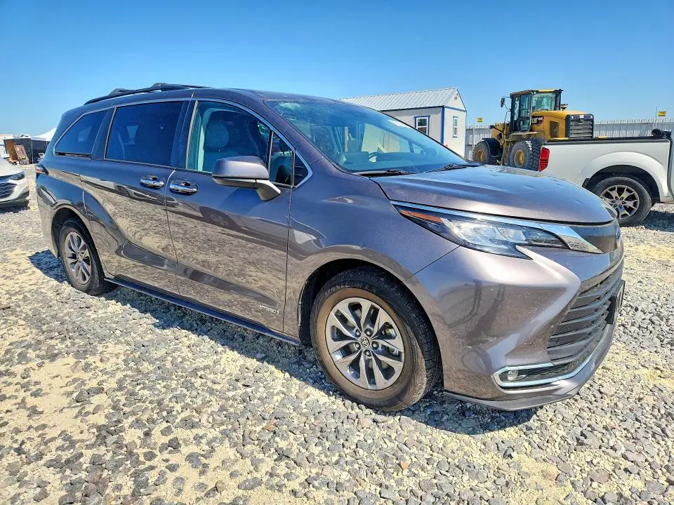 2021 TOYOTA SIENNA XLE  