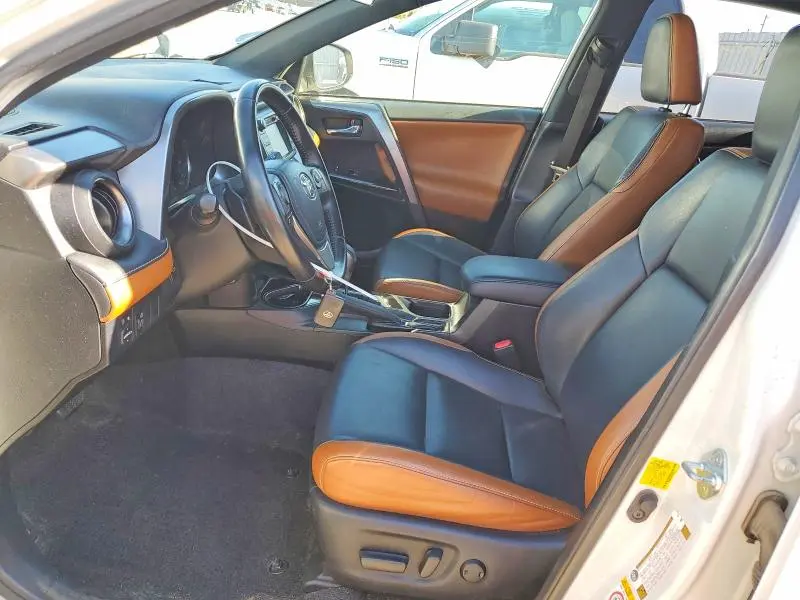 2016 TOYOTA RAV4 SE  