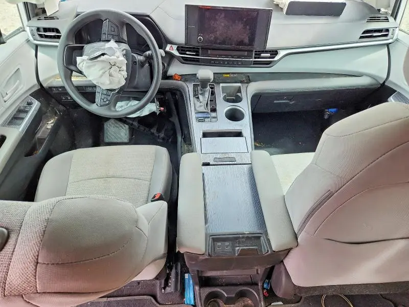 2025 TOYOTA SIENNA LE  