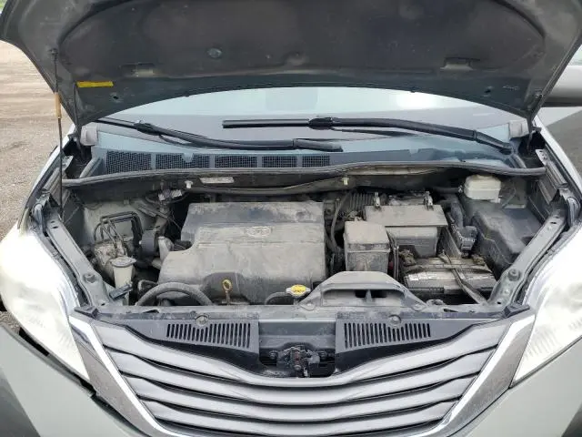 2013 TOYOTA SIENNA XLE  