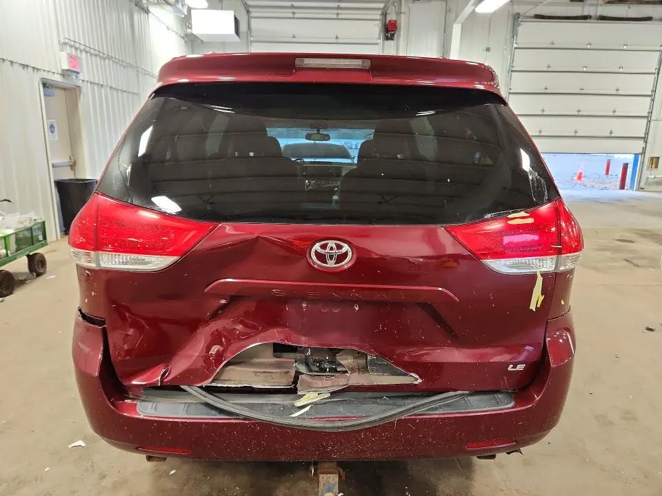 2013 TOYOTA SIENNA LE  