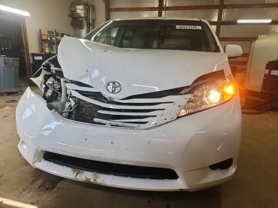 2015 TOYOTA SIENNA LE  