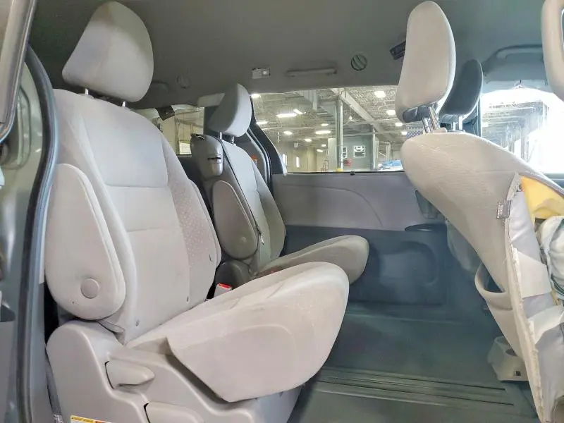 2019 TOYOTA SIENNA LE 8-PASSENGER  