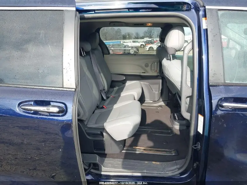 2024 TOYOTA SIENNA XLE