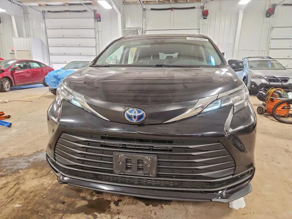2023 TOYOTA SIENNA LE  