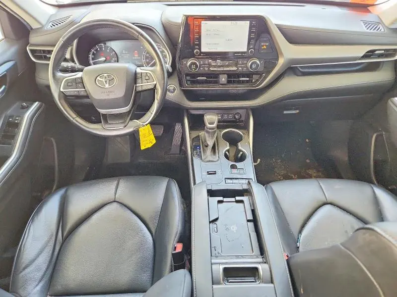 2022 TOYOTA HIGHLANDER XLE  