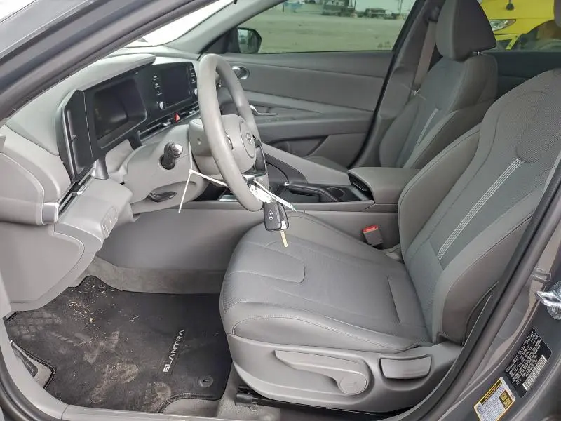 2025 HYUNDAI ELANTRA SE  