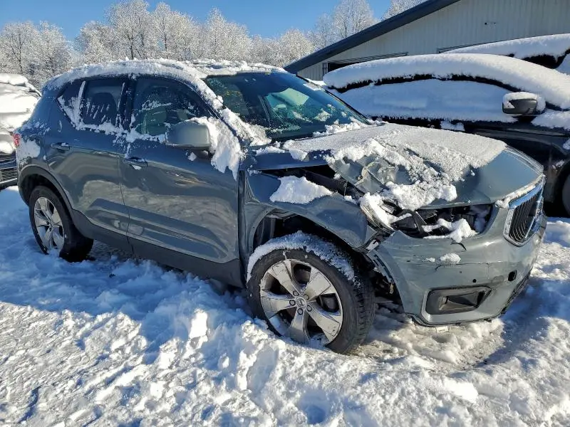 2020 VOLVO XC40 T5 MOMENTUM  
