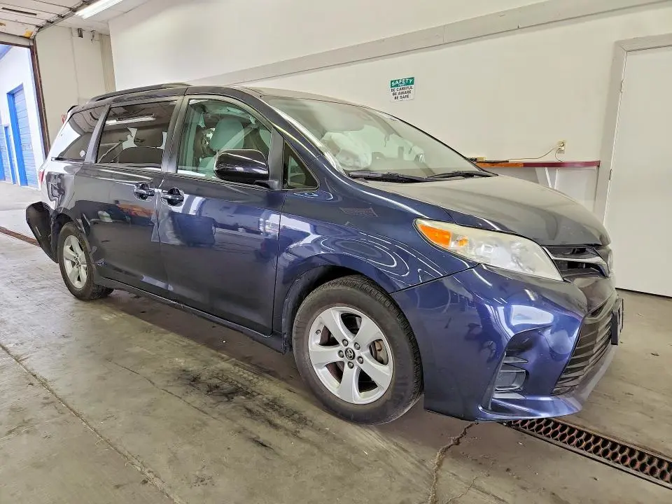 2018 TOYOTA SIENNA LE  