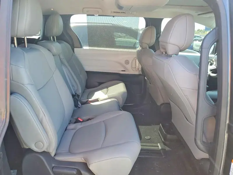 2025 TOYOTA SIENNA XLE 8-PASSENGER  