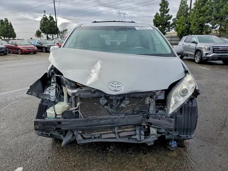 2014 TOYOTA SIENNA XLE  