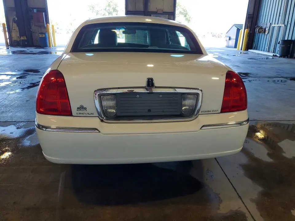 2011 LINCOLN TOWN CAR SIGNATURE LIMITED  