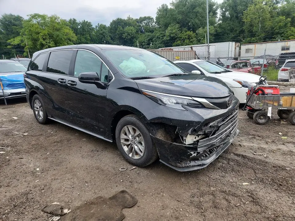 2026 TOYOTA SIENNA LE  