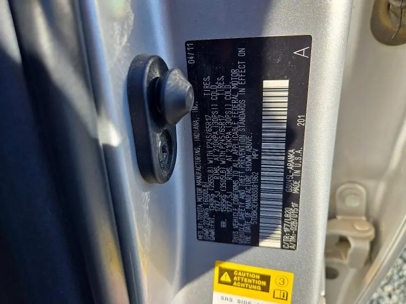 2011 TOYOTA HIGHLANDER SE  