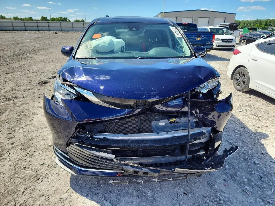 2021 TOYOTA SIENNA XLE  