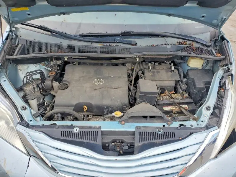 2016 TOYOTA SIENNA LE  