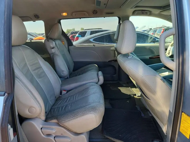 2014 TOYOTA SIENNA XLE 8-PASSENGER  