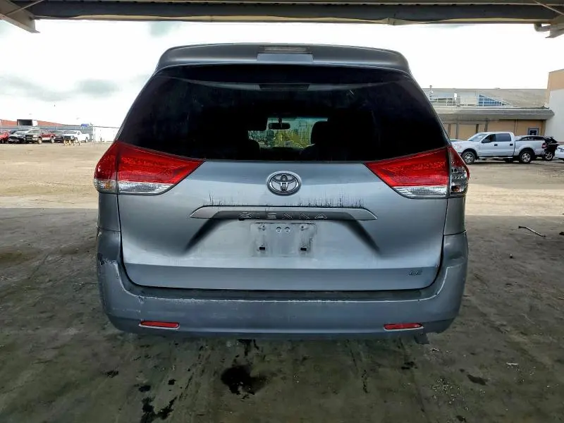 2014 TOYOTA SIENNA LE  