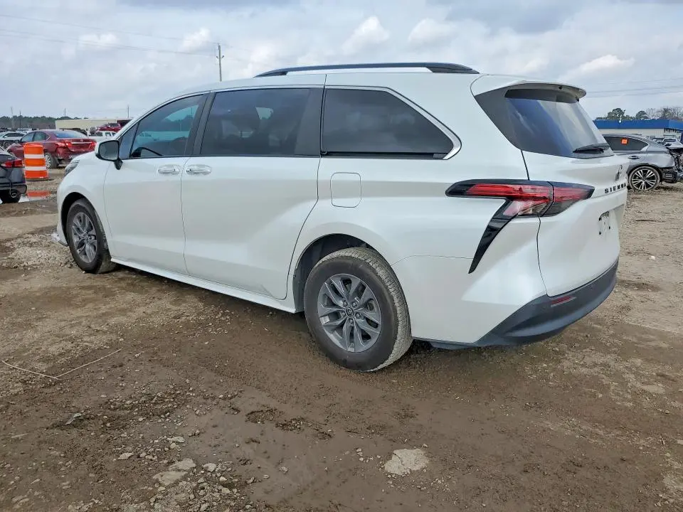 2022 TOYOTA SIENNA XLE  