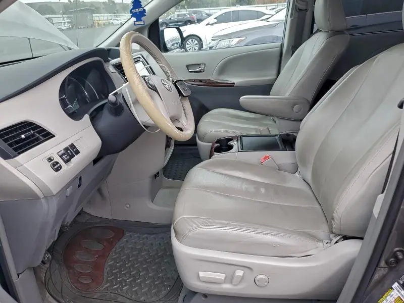 2014 TOYOTA SIENNA XLE  