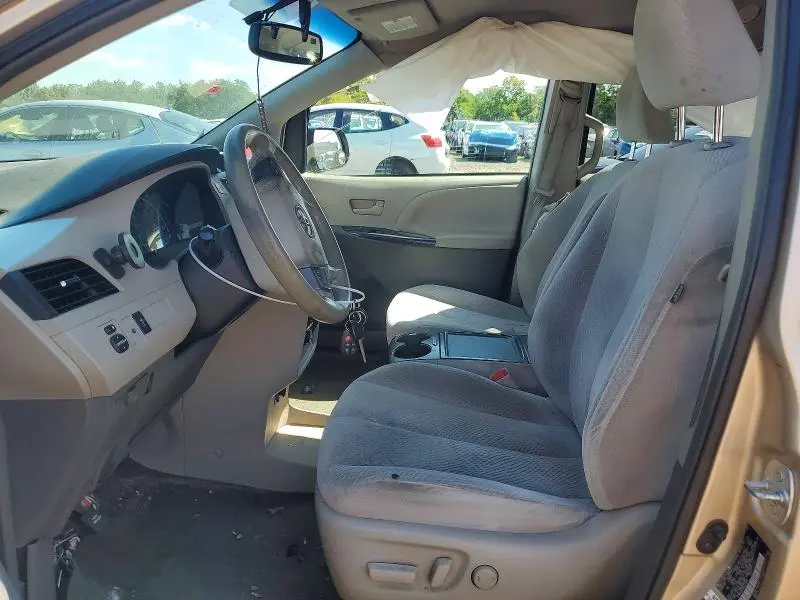 2013 TOYOTA SIENNA LE  