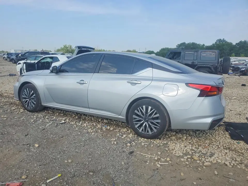 2023 NISSAN ALTIMA SV  