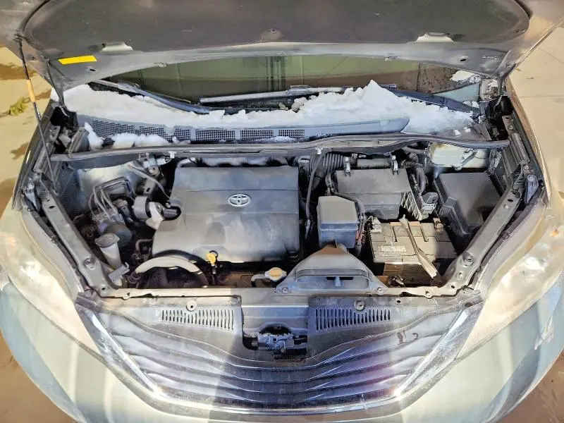 2011 TOYOTA SIENNA LE  