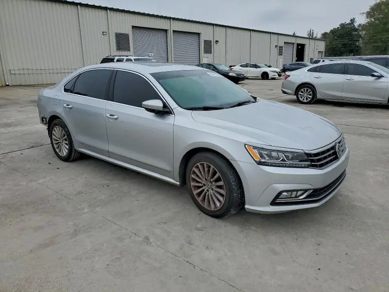 2016 VOLKSWAGEN PASSAT SE  