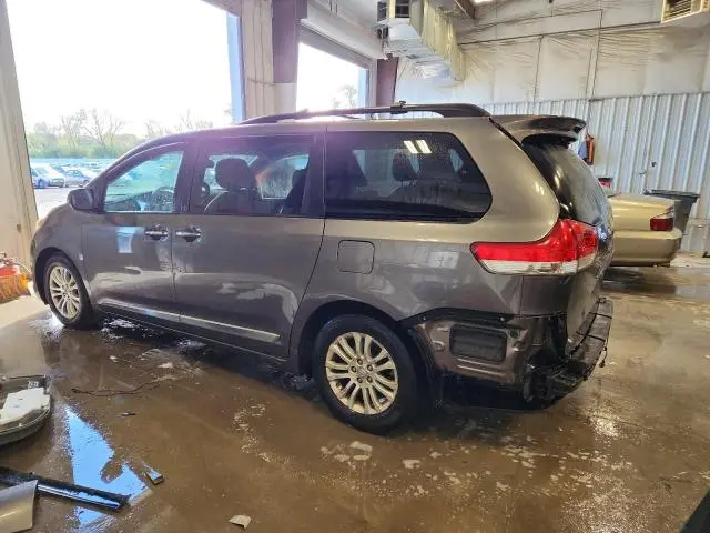 2013 TOYOTA SIENNA XLE  