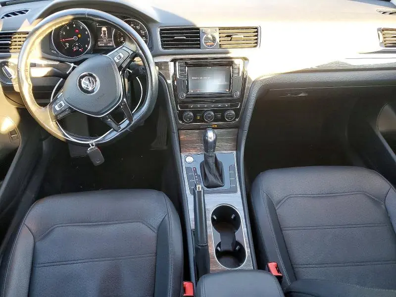 2017 VOLKSWAGEN PASSAT SE  