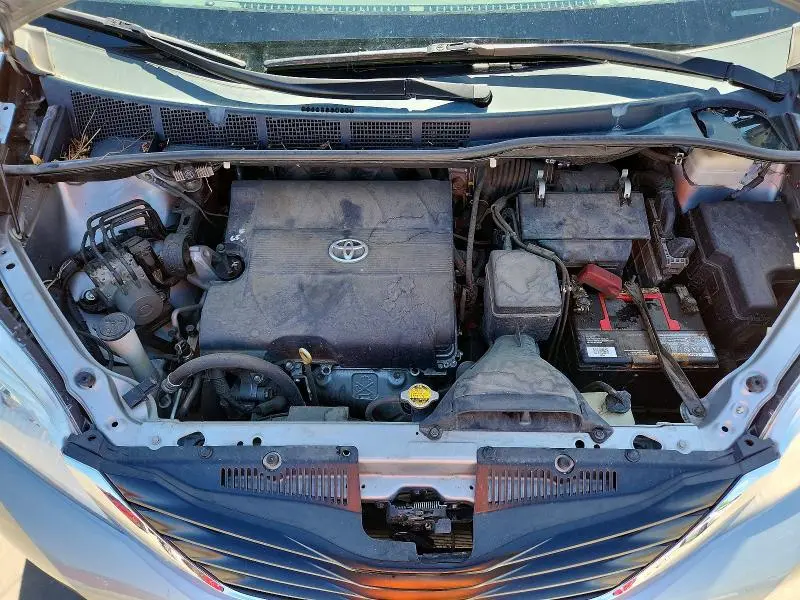 2013 TOYOTA SIENNA LE  