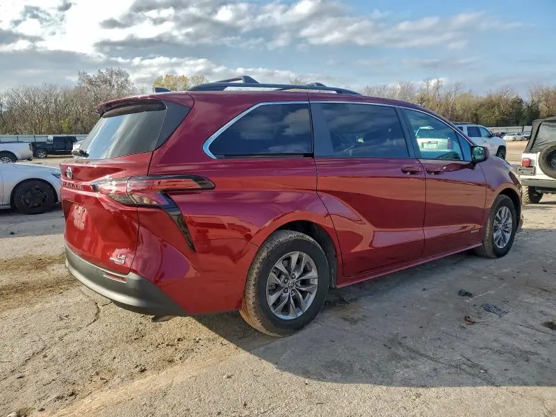 2021 TOYOTA SIENNA LE  
