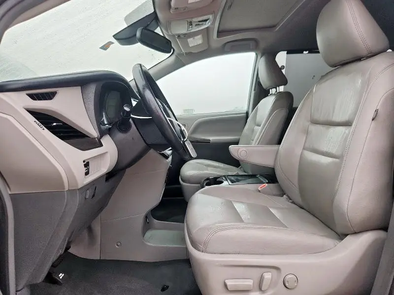 2019 TOYOTA SIENNA XLE  