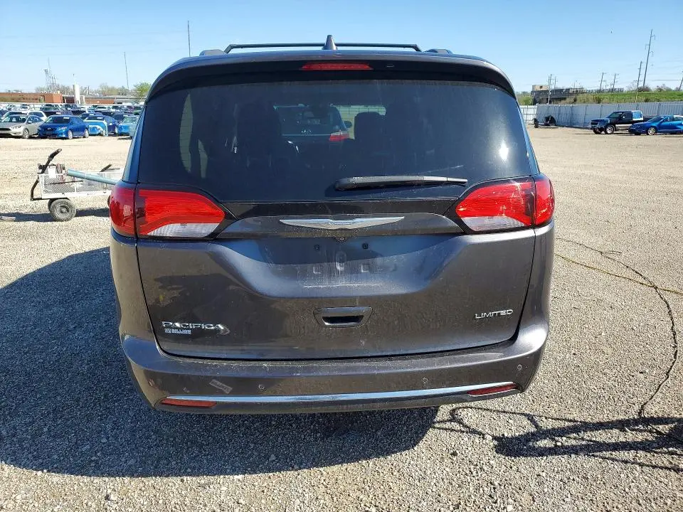 2017 CHRYSLER PACIFICA LIMITED  
