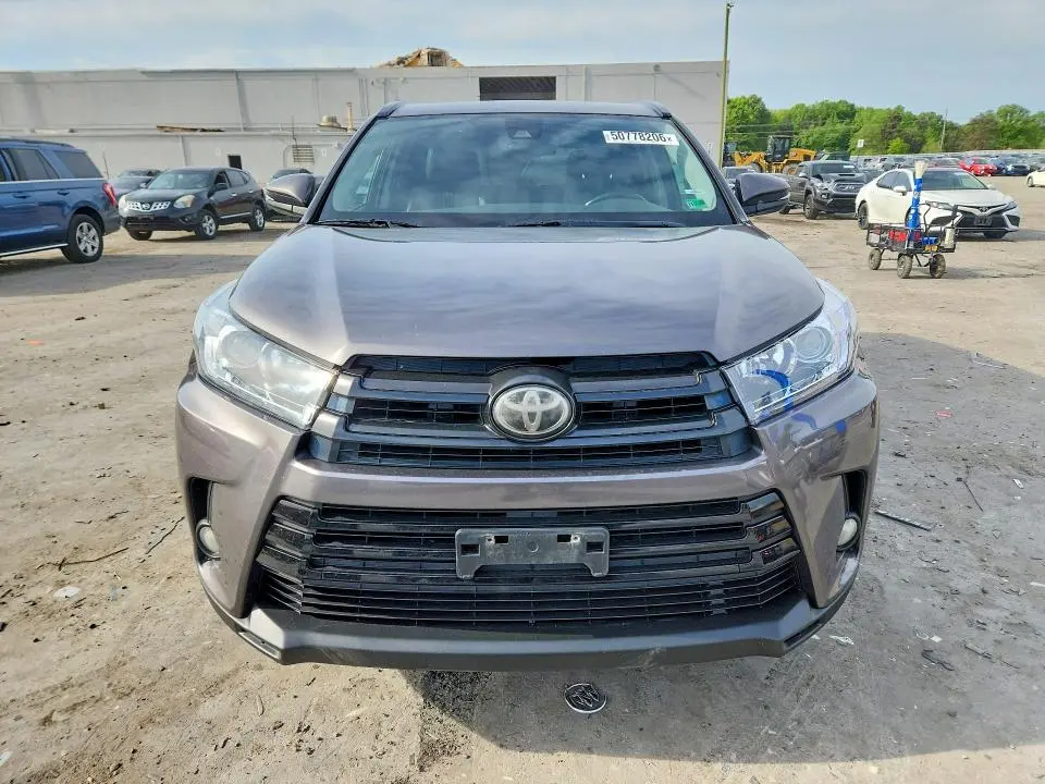 2017 TOYOTA HIGHLANDER SE  