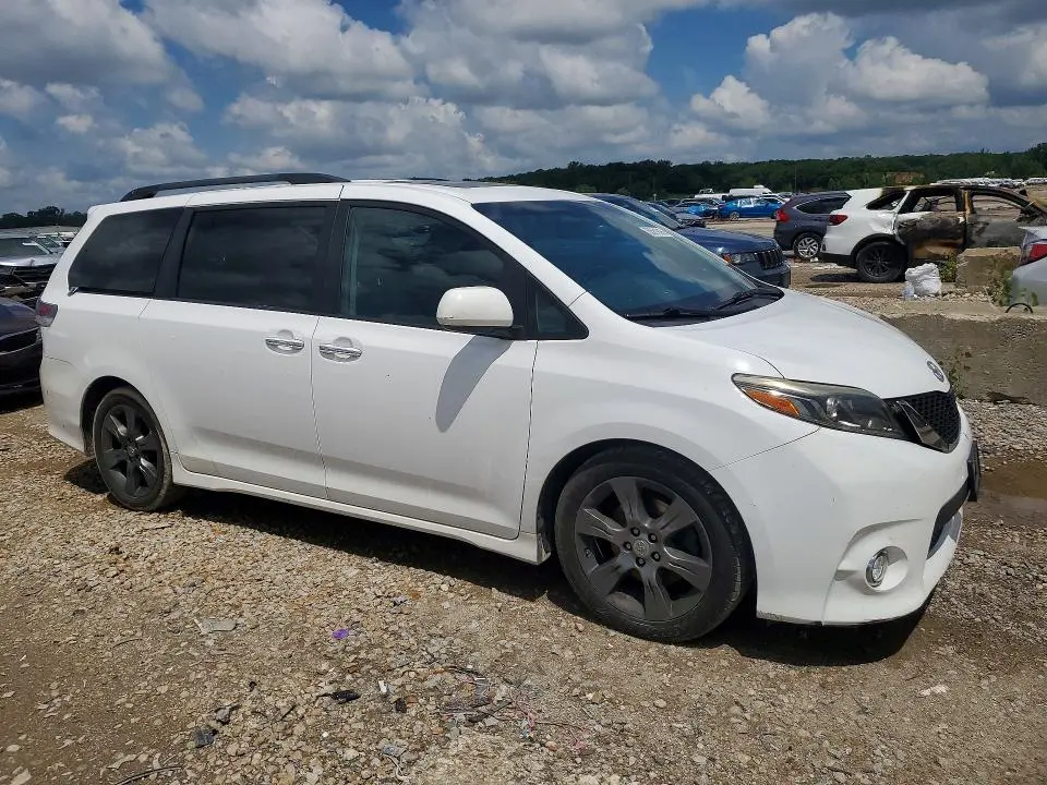 2016 TOYOTA SIENNA SE  