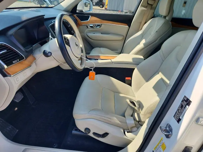 2021 VOLVO XC90 T6 MOMENTUM  