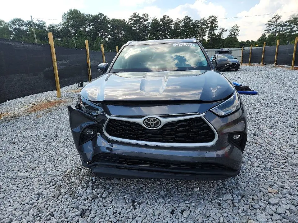2021 TOYOTA HIGHLANDER XLE  