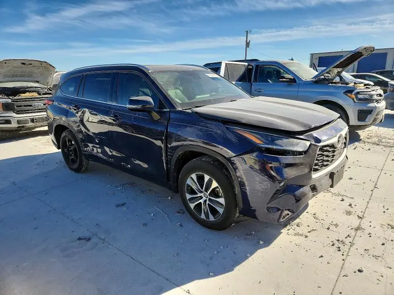 2021 TOYOTA HIGHLANDER XLE  