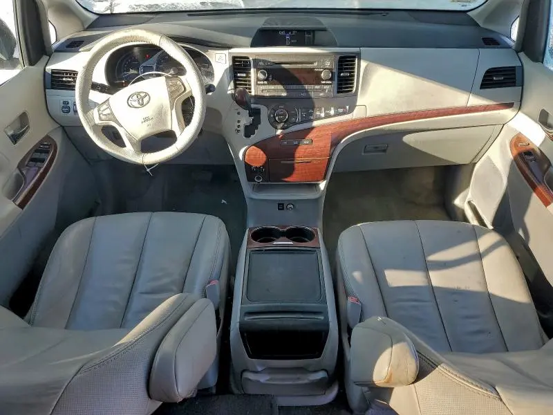 2013 TOYOTA SIENNA XLE  