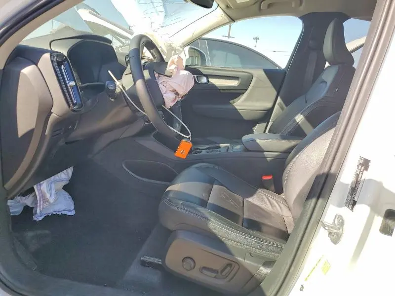 2024 VOLVO XC40 CORE  