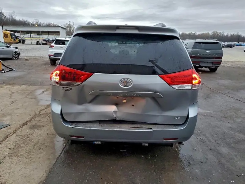 2014 TOYOTA SIENNA LE  