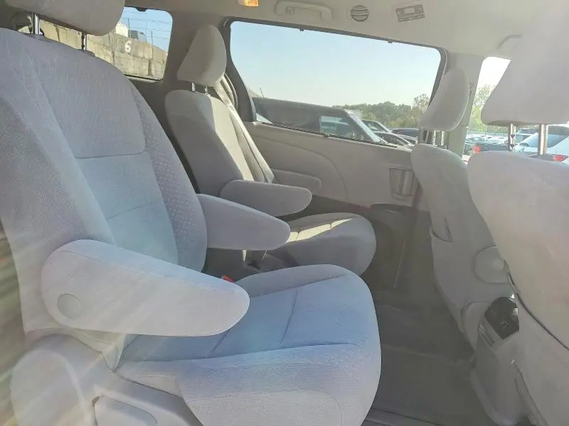 2018 TOYOTA SIENNA LE  