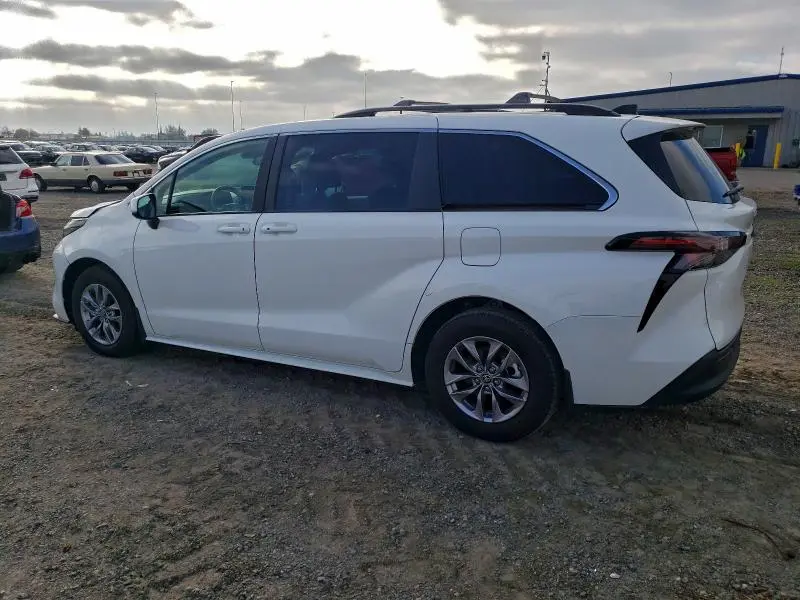 2024 TOYOTA SIENNA LE  