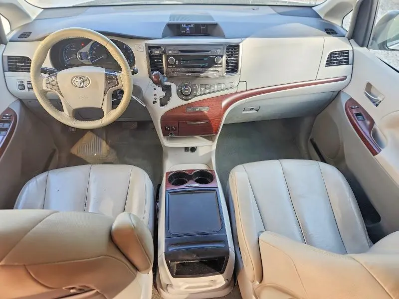 2014 TOYOTA SIENNA XLE 8-PASSENGER  
