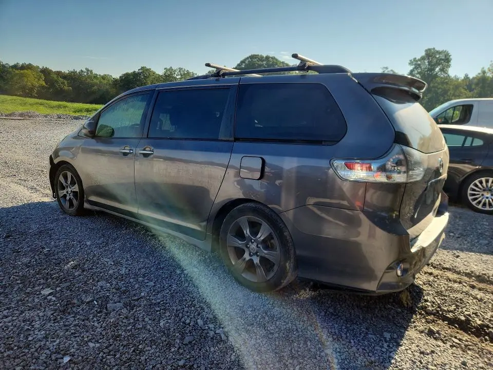 2016 TOYOTA SIENNA SE  