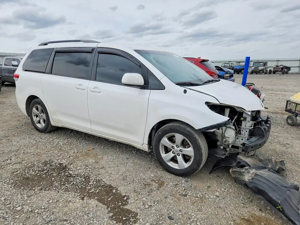 2014 TOYOTA SIENNA LE 8-PASSENGER  